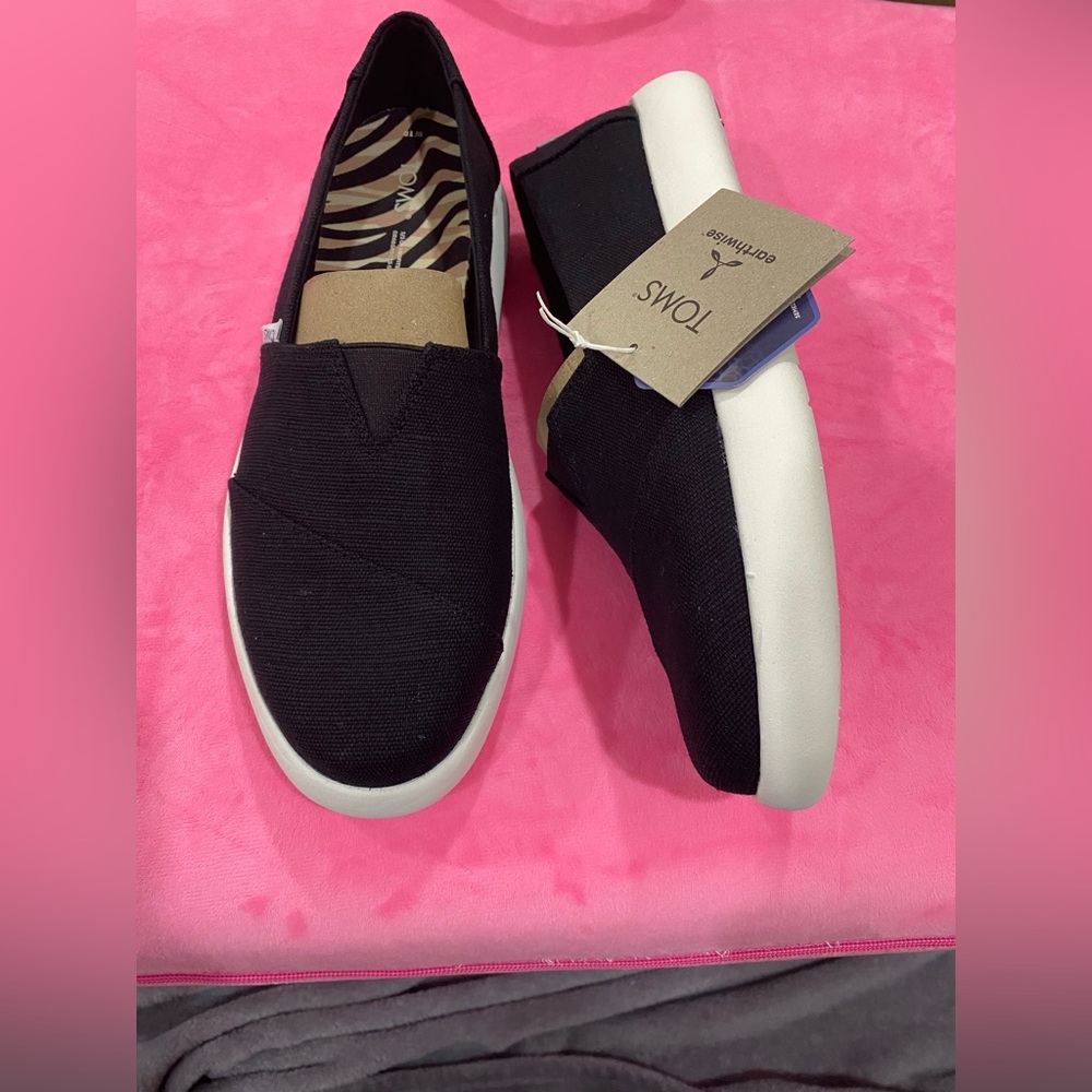 Toms Women’s Black Alpargata Mallow Sneakers… Size: 10… NWT…Ortholite Foam Soles